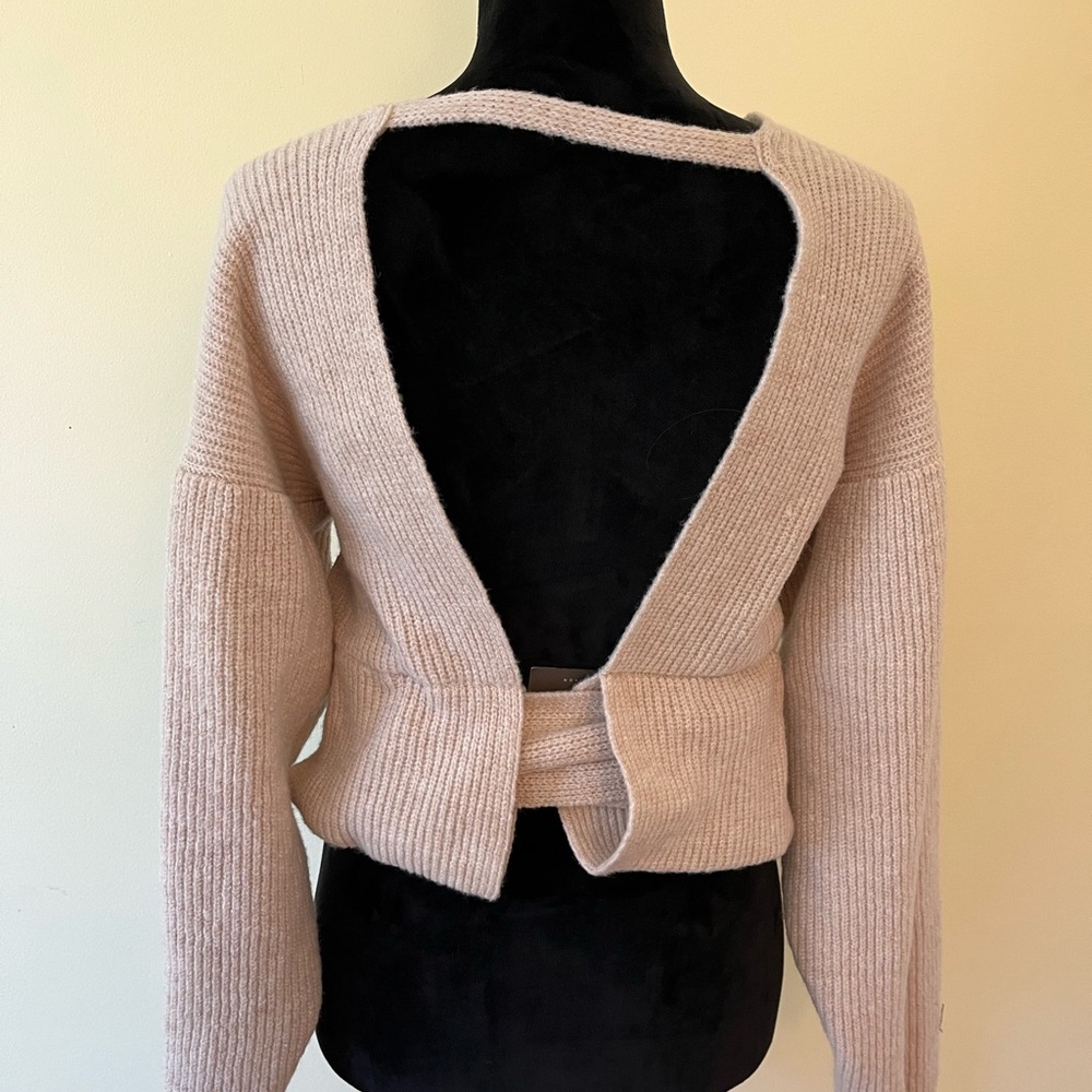 Confusing Sweater - Picture 3 of 6